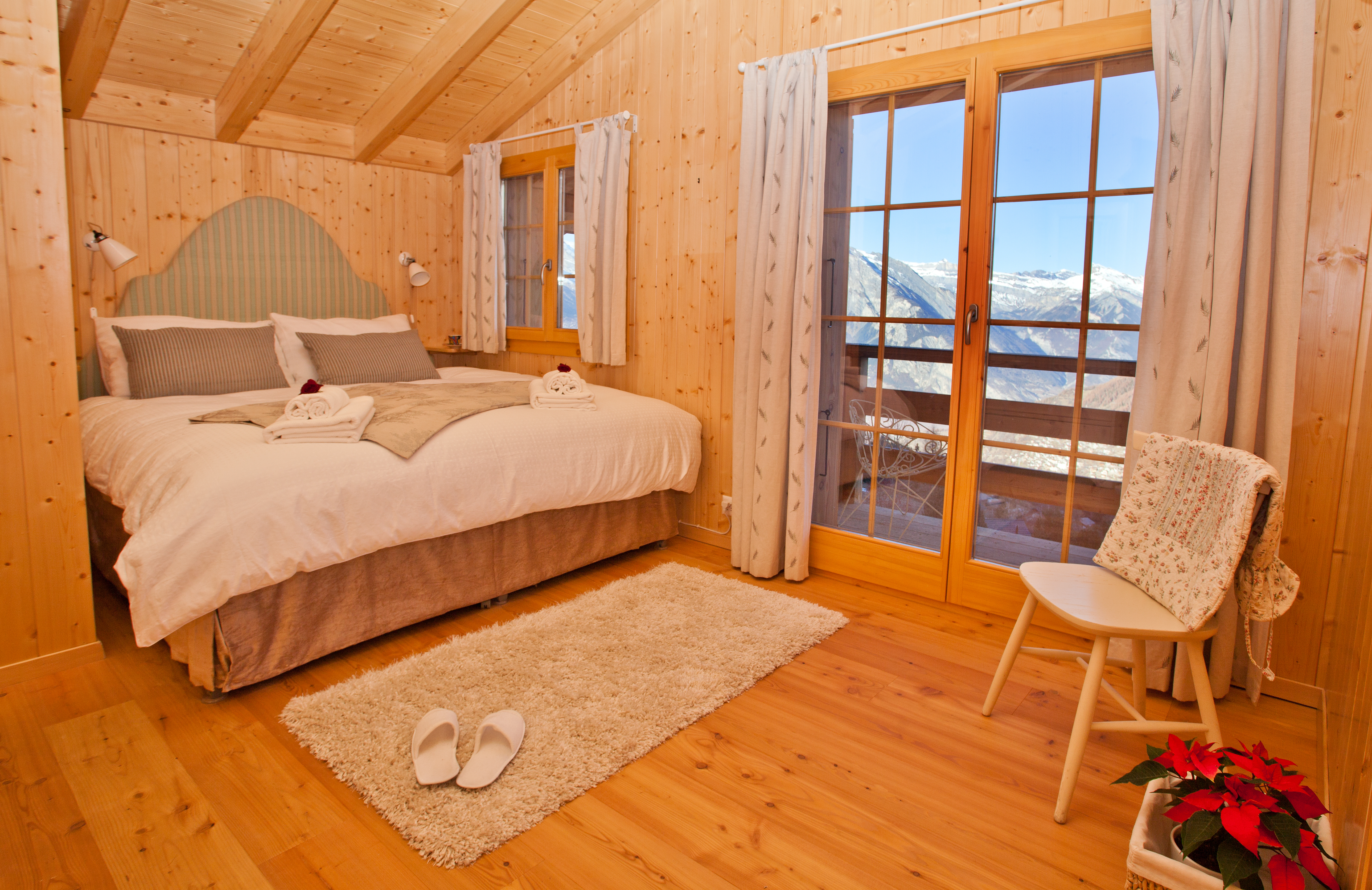 Double bedroom with en-suite shower room and balcony at Chalet ChouChou
