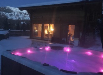 Chalet Chouchou jacuzzi at night